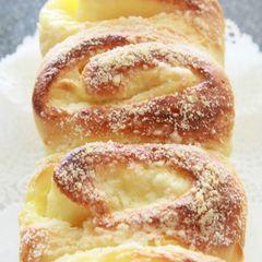 A picture of Rolled Bread with Cream.