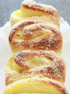 A picture of Rolled Bread with Cream.