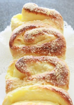 A picture of Rolled Bread with Cream.