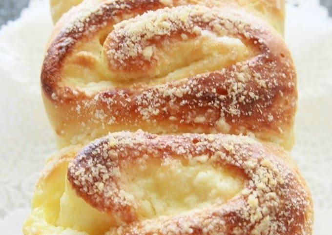 Step-by-Step Guide to Make Favorite Rolled Bread with Cream