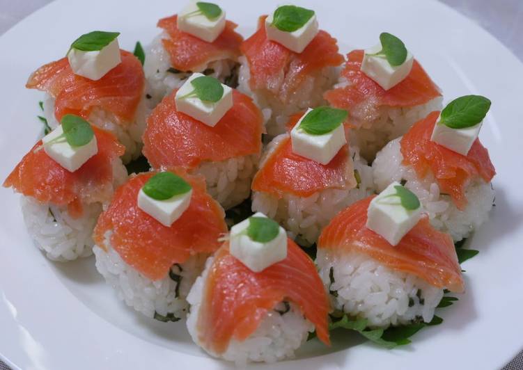 Recipe of Any-night-of-the-week Super Easy Shiso-flavored Salmon Sushi Balls