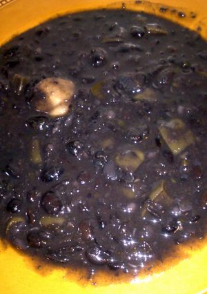 A picture of fijoles negros con nopal (black beans with cactus ).