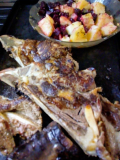 Una foto de Bifes con papas y remolachas