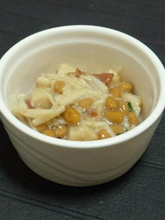 A picture of Enoki Mushrooms and Natto with Umeboshi.