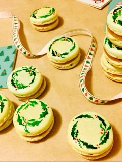 Una foto de Macarons decorados de Navidad