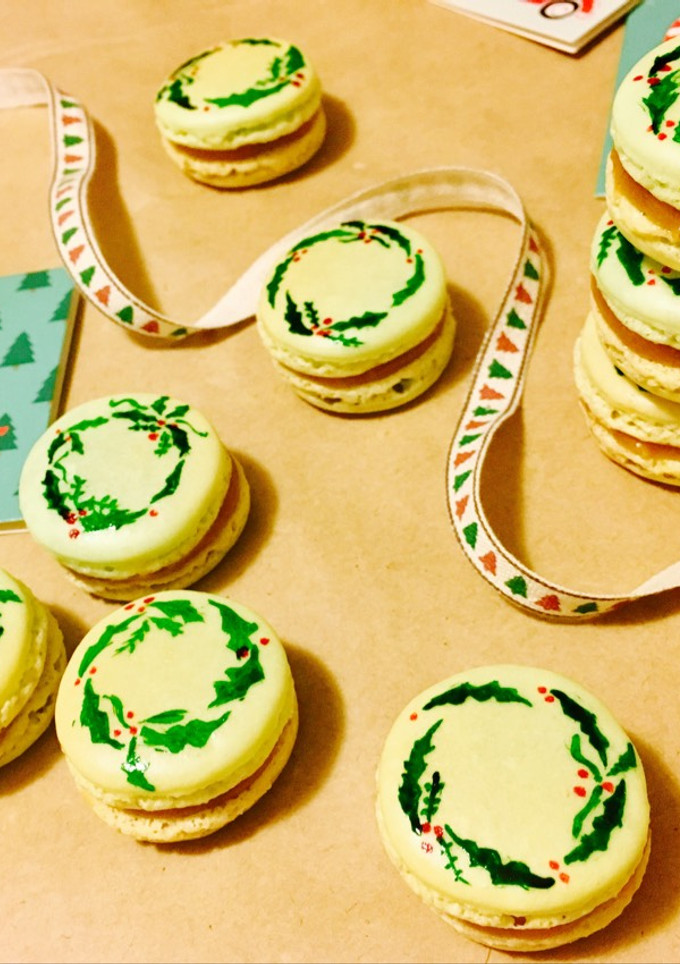 Una foto de Macarons decorados de Navidad