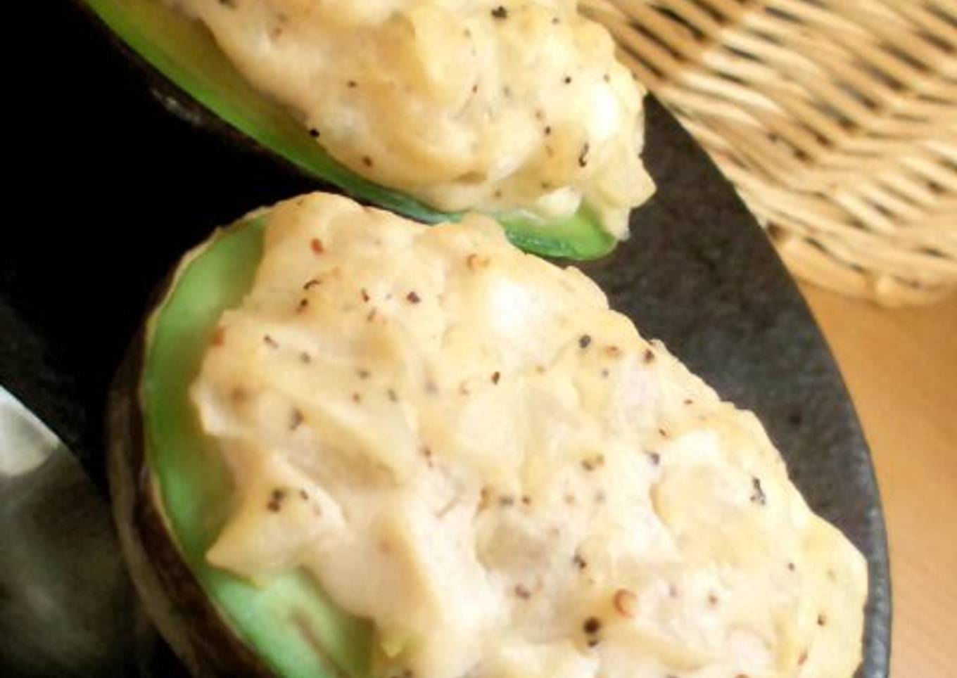 Light accompaniments: avocado and grated tofu mayonnaise