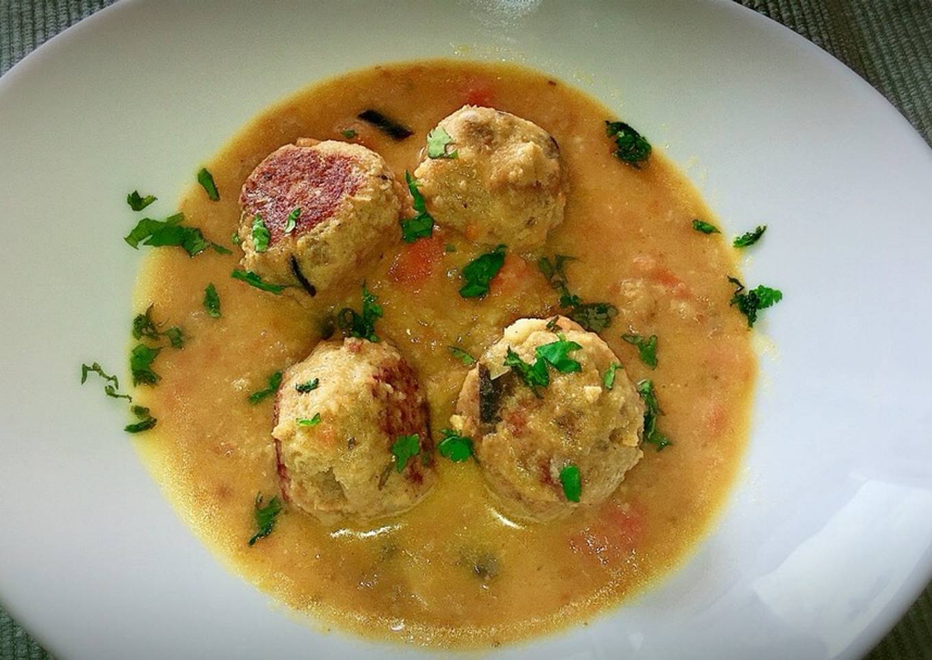 Albóndigas de Soja y berenjena con caldo al queso cremoso