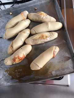 Una foto de PAN CANILLA Relleno de queso y jamón