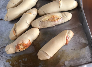 Una foto de PAN CANILLA Relleno de queso y jamón