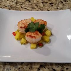 A picture of Seared Scallops with a spicy Mango salsa.