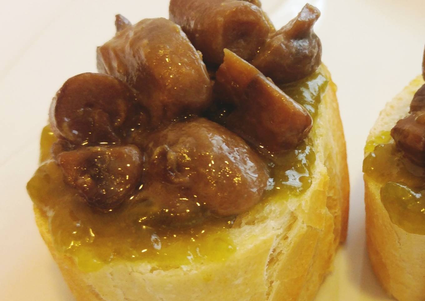 Canapé de champiñones sobre cama de mermelada de pimientos