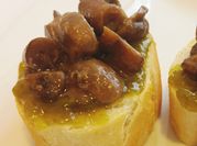Una foto de canapes de champiñones