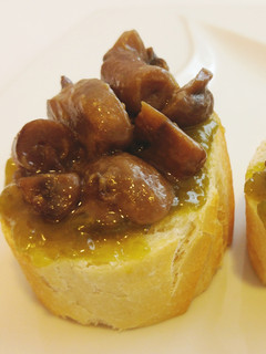 Una foto de Canapé de champiñones sobre cama de mermelada de pimientos