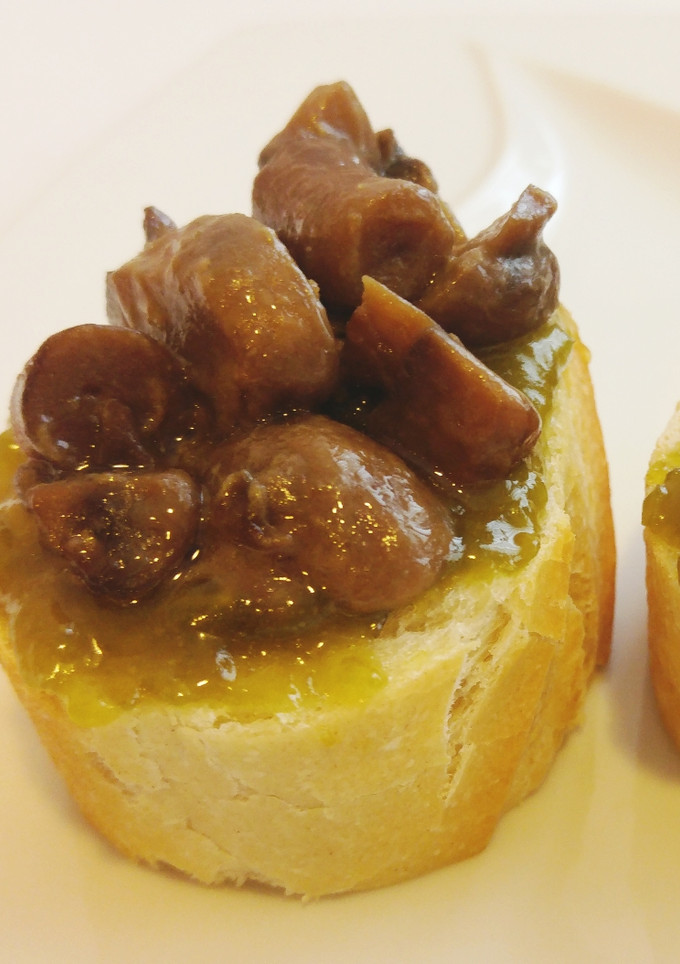 Una foto de Canapé de champiñones sobre cama de mermelada de pimientos