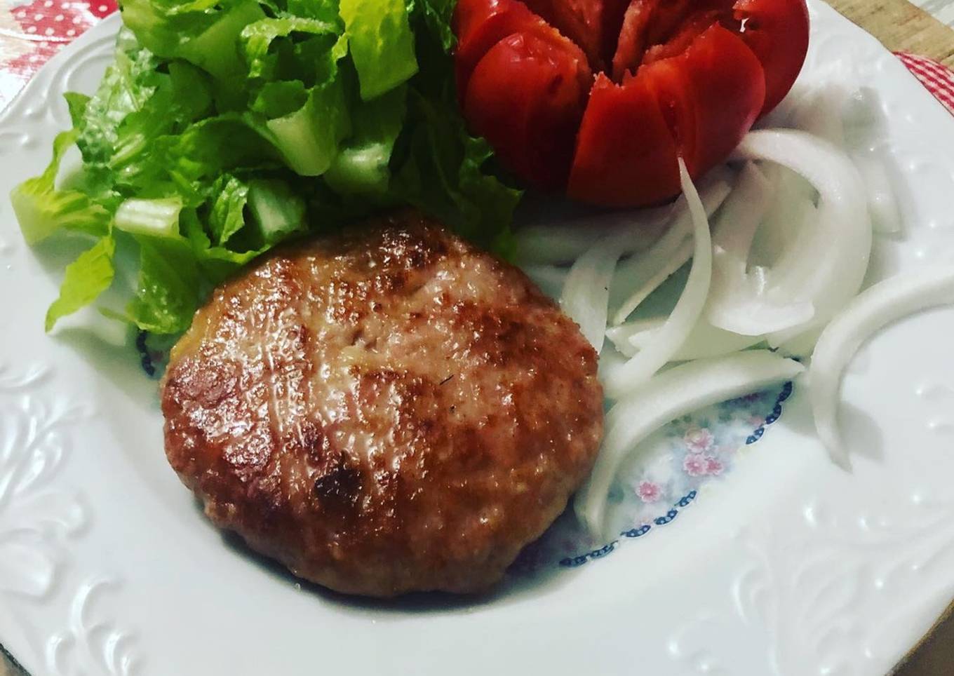 Hamburguesa de pollo a la plancha con lechuga tomate y cebolla