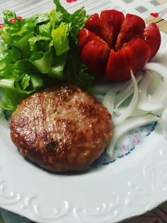 Una foto de Hamburguesa de pollo a la plancha con lechuga tomate y cebolla