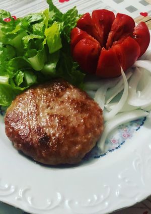 Una foto de Hamburguesa de pollo a la plancha con lechuga tomate y cebolla