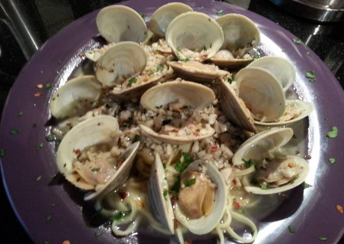 Linguine Vongole (Linguine with fresh Clam Sauce)