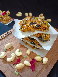 गुड़ ड्राई फ्रूट चिक्की / एनर्जी बार(gud dry fruit chikki / energy bar recipe in hindi) रेसिपी मुख्य फोटो