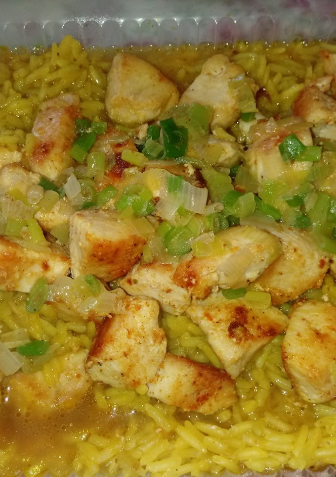Una foto de Arroz con pollo al curry