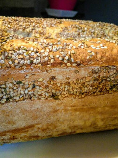 Una foto de PAN Estilo Lactal relleno de Semillas de Sésamo y orégano...!