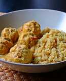 Albóndigas veganas de tempeh en salsa de almendras con quinoa