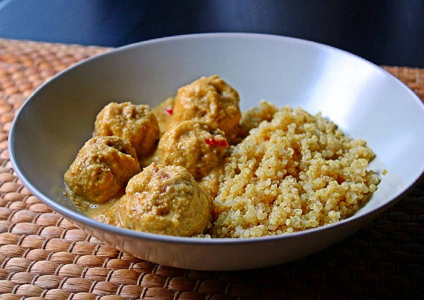 Albóndigas veganas de tempeh en salsa de almendras con quinoa