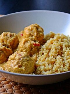 Una foto de Albóndigas veganas de tempeh en salsa de almendras con quinoa