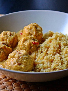 Una foto de Albóndigas veganas de tempeh en salsa de almendras con quinoa