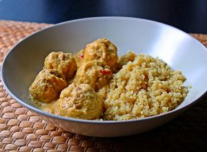 Foto principal de Albóndigas veganas de tempeh en salsa de almendras con quinoa