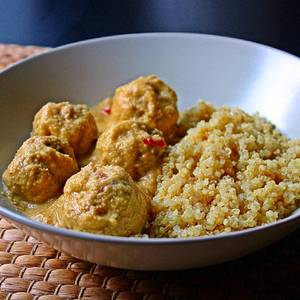 Albóndigas veganas de tempeh en salsa de almendras con quinoa