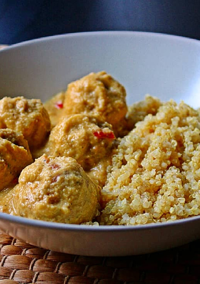 Una foto de Albóndigas veganas de tempeh en salsa de almendras con quinoa