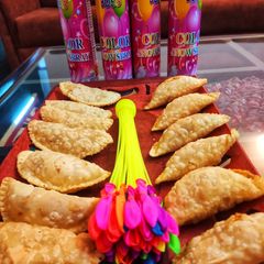 A picture of Delicious gujiya.