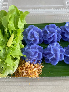 A picture of Chor Muang (Flower Shaped Dumpling filled with fish).