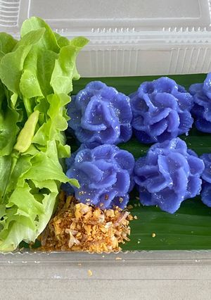 A picture of Chor Muang (Flower Shaped Dumpling filled with fish).