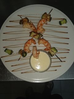 Una foto de Brochetas de langostino con calabacín