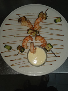 Una foto de Brochetas de langostino con calabacín