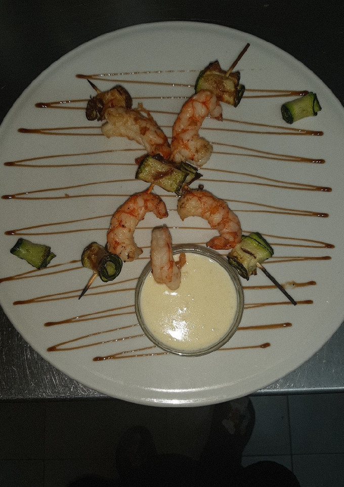 Una foto de Brochetas de langostino con calabacín