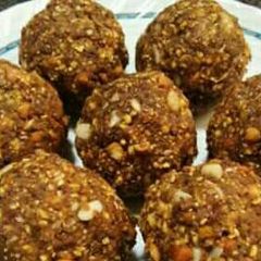 A picture of Til chana ladoo.