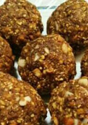 A picture of Til chana ladoo.
