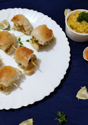 A picture of Vada pav fondue.