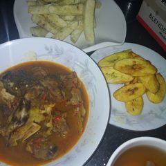A picture of Cowhead pepper soup with dodo and fried yam.