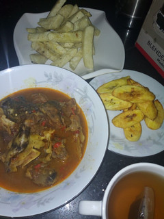 A picture of Cowhead pepper soup with dodo and fried yam.
