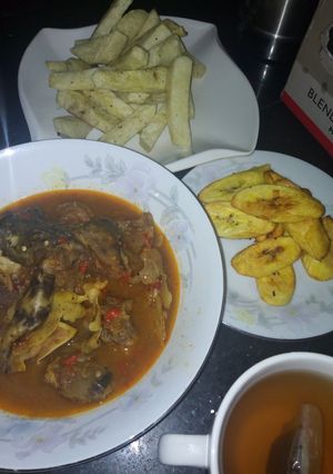 A picture of Cowhead pepper soup with dodo and fried yam.