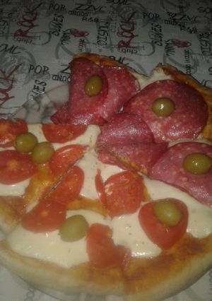 Una foto de Pizzas Caseras (opciones: queso, salame o tomate)