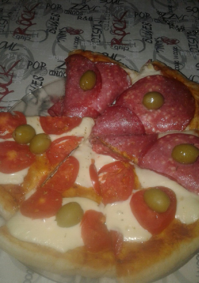 Una foto de Pizzas Caseras (opciones: queso, salame o tomate)
