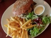 Una foto de guarnición para hamburguesas y carnes