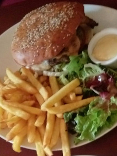 Una foto de Hamburguesa de buey con patatas fritas y ensalada