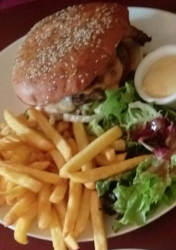Una foto de Hamburguesa de buey con patatas fritas y ensalada